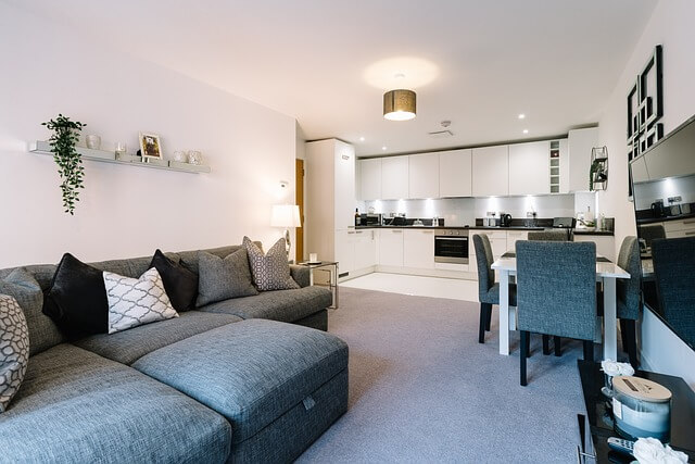 10년 된 몰딩을 화이트로 도장하며 생긴 시행착오 집 분위기를 바꾼 리얼 경험